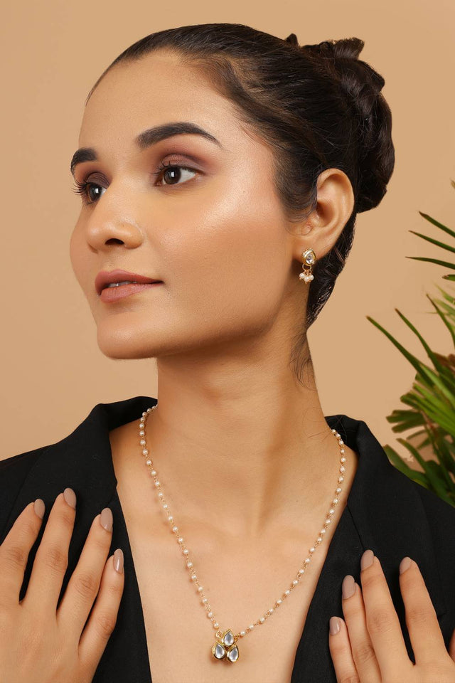 Golden Tear Drop Kundan Alloy Necklace With Pearls