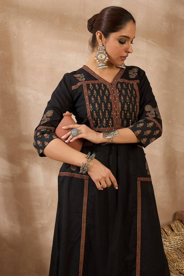 Black Floral Printed Cotton Kurti Pant Set (IDKS0BK10986)