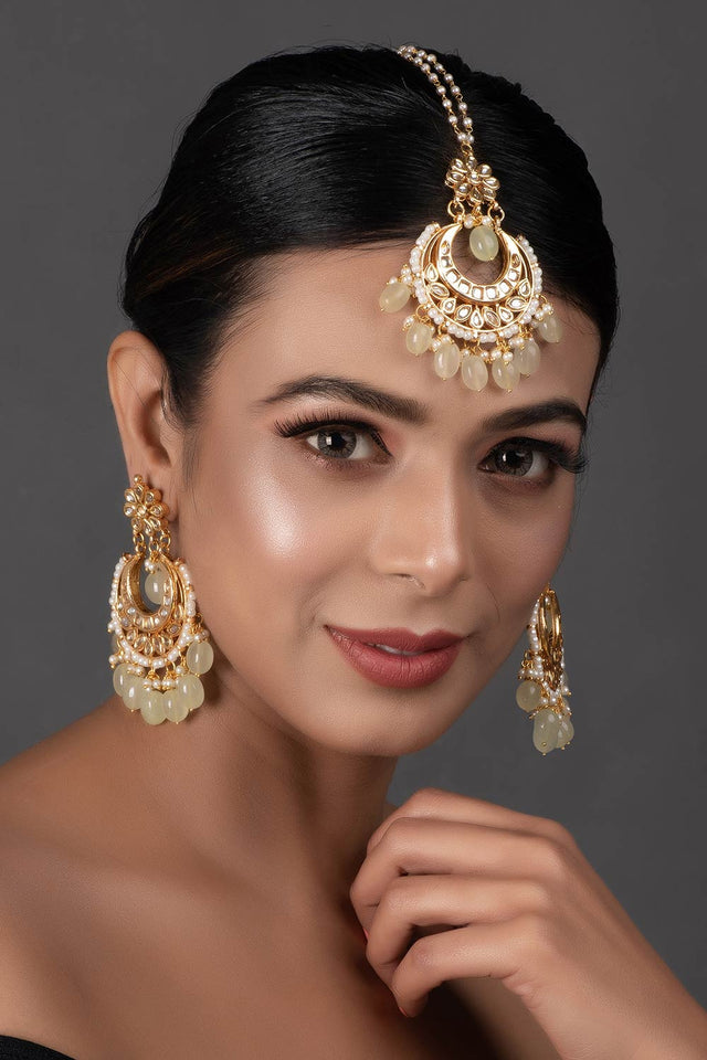 Cream Gold Toned Kundan Inspired Mang Tikka With Chanbali (FEMMTS012)