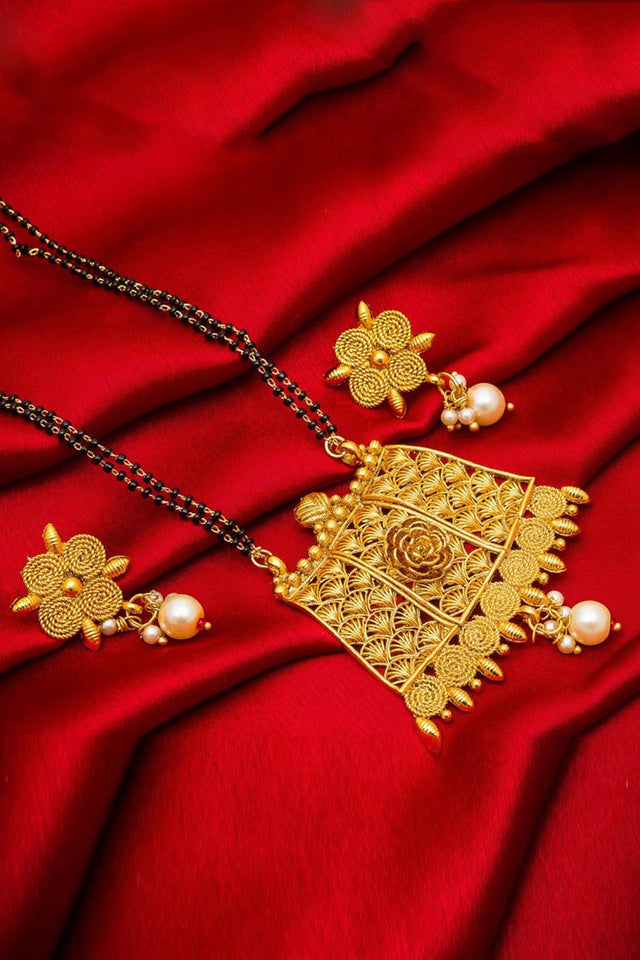 Buy Women's Alloy Mangalsutra Set in Gold Online