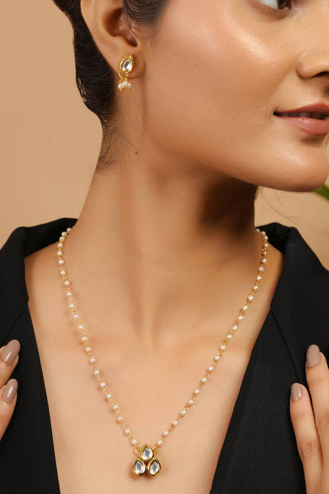 Golden Tear Drop Kundan Alloy Necklace With Pearls
