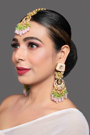 Handcrafted Kundan Earrings With Maangtikka (FEMBD019)