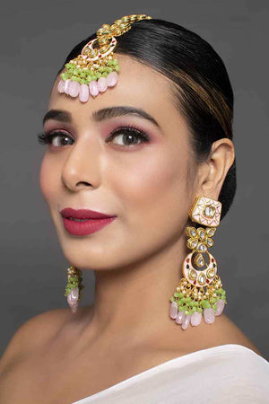 Handcrafted Kundan Earrings With Maangtikka (FEMBD019)