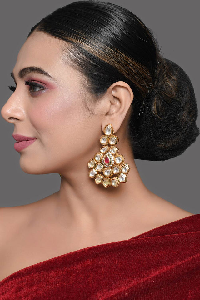 Handcrafted Kundan Studded Gold Toned Earring (FEMDW015)